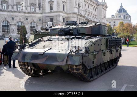 Wien, Österreich. 23. Oktober 2023. Panzer und Fluggeräte des Österreichischen Bundesheeres am Heldenplatz im Vorfeld der Informations- und Leistungsschau des Österreichischen Bundesheeres am 26. Oktober, Nationalfeiertag. *** Wien, Österreich 23. Oktober 2023 Panzer und Flugzeuge der Österreichischen Bundeswehr am Heldenplatz im Vorfeld der Informations- und Leistungsschau der Österreichischen Bundeswehr am 26. Oktober, Nationalfeiertag. Stockfoto