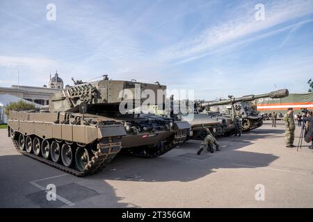 Wien, Österreich. 23. Oktober 2023. Panzer und Fluggeräte des Österreichischen Bundesheeres am Heldenplatz im Vorfeld der Informations- und Leistungsschau des Österreichischen Bundesheeres am 26. Oktober, Nationalfeiertag. *** Wien, Österreich 23. Oktober 2023 Panzer und Flugzeuge der Österreichischen Bundeswehr am Heldenplatz im Vorfeld der Informations- und Leistungsschau der Österreichischen Bundeswehr am 26. Oktober, Nationalfeiertag. Stockfoto