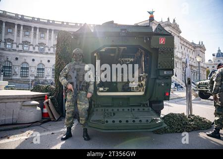 Wien, Österreich. 23. Oktober 2023. Panzer und Fluggeräte des Österreichischen Bundesheeres am Heldenplatz im Vorfeld der Informations- und Leistungsschau des Österreichischen Bundesheeres am 26. Oktober, Nationalfeiertag. *** Wien, Österreich 23. Oktober 2023 Panzer und Flugzeuge der Österreichischen Bundeswehr am Heldenplatz im Vorfeld der Informations- und Leistungsschau der Österreichischen Bundeswehr am 26. Oktober, Nationalfeiertag. Stockfoto