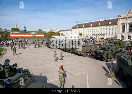 Wien, Österreich. 23. Oktober 2023. Panzer und Fluggeräte des Österreichischen Bundesheeres am Heldenplatz im Vorfeld der Informations- und Leistungsschau des Österreichischen Bundesheeres am 26. Oktober, Nationalfeiertag. *** Wien, Österreich 23. Oktober 2023 Panzer und Flugzeuge der Österreichischen Bundeswehr am Heldenplatz im Vorfeld der Informations- und Leistungsschau der Österreichischen Bundeswehr am 26. Oktober, Nationalfeiertag. Stockfoto