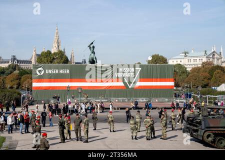 Wien, Österreich. 23. Oktober 2023. Panzer und Fluggeräte des Österreichischen Bundesheeres am Heldenplatz im Vorfeld der Informations- und Leistungsschau des Österreichischen Bundesheeres am 26. Oktober, Nationalfeiertag. *** Wien, Österreich 23. Oktober 2023 Panzer und Flugzeuge der Österreichischen Bundeswehr am Heldenplatz im Vorfeld der Informations- und Leistungsschau der Österreichischen Bundeswehr am 26. Oktober, Nationalfeiertag. Stockfoto