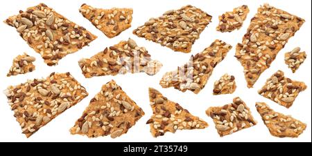 Gebrochenes Knäckebrot, Vollkorncracker mit Leinsamen isoliert auf weißem Hintergrund Stockfoto