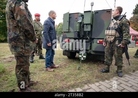 Bundeskanzler bei der Faehigkeitsdemonstration der Territorialen Verfuegungsgruppe des BMVg in Köln-Wahn Bundeskanzler Olaf Scholz SPD an einer Station einer Spezialfahrzeuge zur Untersuchung von giftigen Substanzen bei einer Uebung der zivilmilitaerischen Zusammenarbeit und den Host Nation Support in der bei verschiedenen Lageeinspielungen realitaetsnah geuebt bzw. Demonstrieren wird, Köln, 23.10.2023 Köln Nordrhein-Westfalen Deutschland *** Bundeskanzler bei der Fähigkeitsdemonstration der Gebietsdispositionsgruppe des BMVg in Köln Wahn Bundeskanzler Olaf Scholz SPD Stockfoto