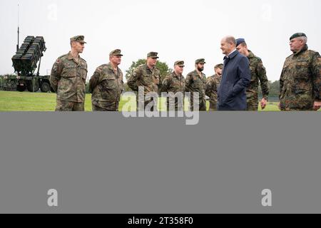 Bundeskanzler bei der Faehigkeitsdemonstration der Territorialen Verfuegungsgruppe des BMVg in Köln-Wahn Bundeskanzler Olaf Scholz SPD bei der Begruessung am Militaerstandort Köln-Wahn bei der er dynamischen und statischen Stationen mit Angehoerige der Bundeswehr, der Bundespolizei, des Bundesamtes für Bevoelkerungsschutz und Katastrophenhilfe BBK sowie der US-Streitkraefte, die zivilmilitaerische Zusammenarbeit und den Host Nation Support in verschiedenen Lageeinspielungen realitaetsnah darstellen werden, Köln, 23.10.2023 Köln Nordrhein-Westfalen Deutschland *** Bundeskanzler bei der Stockfoto