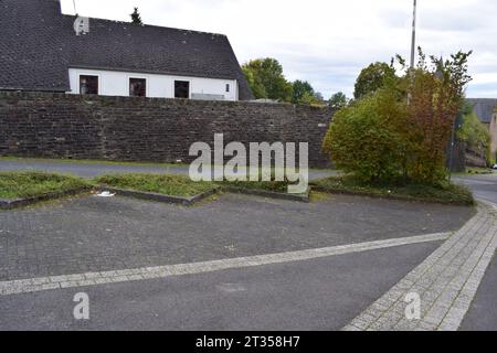 Leerer kleiner Parkplatz mit einer Kirche im Hintergrund Stockfoto