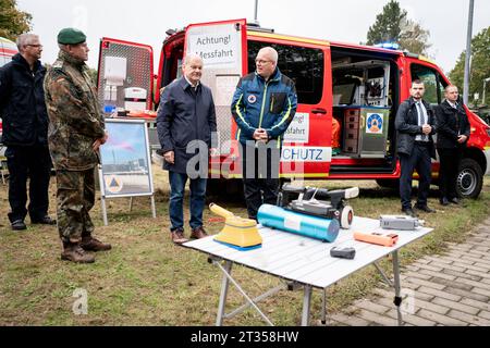 Bundeskanzler bei der Faehigkeitsdemonstration der Territorialen Verfuegungsgruppe des BMVg in Köln-Wahn Bundeskanzler Olaf Scholz SPD an einer Station des Zivilschutzes bei einer Uebung der zivilmilitaerischen Zusammenarbeit und den Host Nation Support in der bei verschiedenen Lageeinspielungen realitaetsnah geuebt bzw. Demonstrieren wird, Köln, 23.10.2023 Köln Nordrhein-Westfalen Deutschland *** Bundeskanzler Olaf Scholz SPD an einer Station der Zivilverteidigung während einer Ausübung der zivil-militärischen Zusammenarbeit und der Host Nation Unterstützung, in der praktiziert und/oder realistisch demonstriert wird Stockfoto