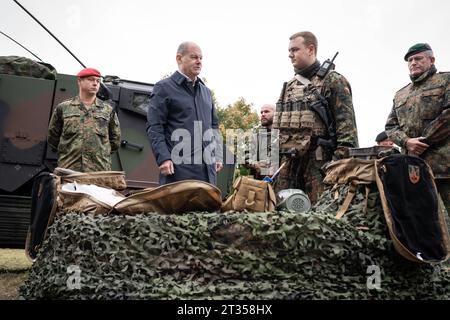 Bundeskanzler bei der Faehigkeitsdemonstration der Territorialen Verfuegungsgruppe des BMVg in Köln-Wahn Bundeskanzler Olaf Scholz SPD an einer Station einer Spezialfahrzeuge zur Untersuchung von giftigen Substanzen bei einer Uebung der zivilmilitaerischen Zusammenarbeit und den Host Nation Support in der bei verschiedenen Lageeinspielungen realitaetsnah geuebt bzw. Demonstrieren wird, Köln, 23.10.2023 Köln Nordrhein-Westfalen Deutschland *** Bundeskanzler bei der Fähigkeitsdemonstration der Gebietsdispositionsgruppe des BMVg in Köln Wahn Bundeskanzler Olaf Scholz SPD Stockfoto