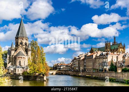 Panorama über die Mosel mit dem neuen Tempel und der Kathedrale Saint Etienne in Metz Stockfoto