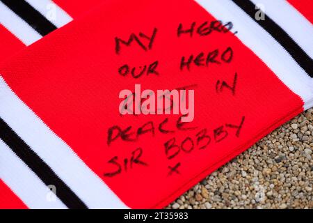 Schriftliche Hommage an den verstorbenen Sir Bobby Charlton außerhalb von Old Trafford, Manchester, Großbritannien. Oktober 2023. (Foto: Conor Molloy/News Images) in Manchester, Großbritannien am 23.10.2023. (Foto: Conor Molloy/News Images/SIPA USA) Credit: SIPA USA/Alamy Live News Stockfoto