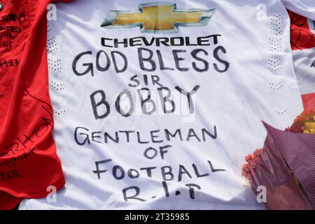 Schriftliche Hommage an den verstorbenen Sir Bobby Charlton außerhalb von Old Trafford, Manchester, Großbritannien. Oktober 2023. (Foto: Conor Molloy/News Images) in Manchester, Großbritannien am 23.10.2023. (Foto: Conor Molloy/News Images/SIPA USA) Credit: SIPA USA/Alamy Live News Stockfoto