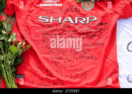 Schriftliche Hommage an den verstorbenen Sir Bobby Charlton außerhalb von Old Trafford, Manchester, Großbritannien. Oktober 2023. (Foto: Conor Molloy/News Images) in Manchester, Großbritannien am 23.10.2023. (Foto: Conor Molloy/News Images/SIPA USA) Credit: SIPA USA/Alamy Live News Stockfoto