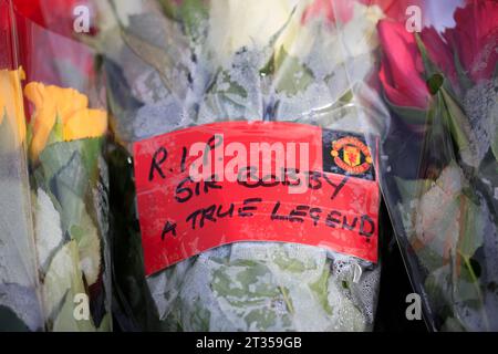 Schriftliche Hommage an den verstorbenen Sir Bobby Charlton außerhalb von Old Trafford, Manchester, Großbritannien. Oktober 2023. (Foto: Conor Molloy/News Images) in Manchester, Großbritannien am 23.10.2023. (Foto: Conor Molloy/News Images/SIPA USA) Credit: SIPA USA/Alamy Live News Stockfoto