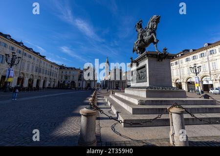 TURIN (TURIN), ITALIEN, 25. MÄRZ 2023 - Blick auf den Platz San Carlo mit dem Denkmal von Emanuele Filiberto von Savoy in Turin, Italien Stockfoto