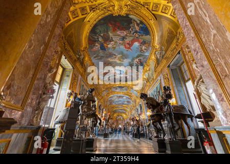 TURIN (TURIN), ITALIEN, 25. MÄRZ 2023 - Blick auf das königliche Waffenlager im Königspalast von Turin, Italien Stockfoto