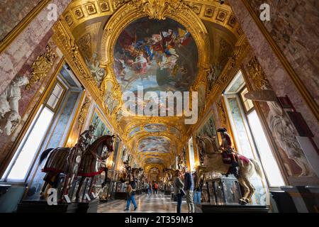 TURIN (TURIN), ITALIEN, 25. MÄRZ 2023 - Blick auf das königliche Waffenlager im Königspalast von Turin, Italien Stockfoto