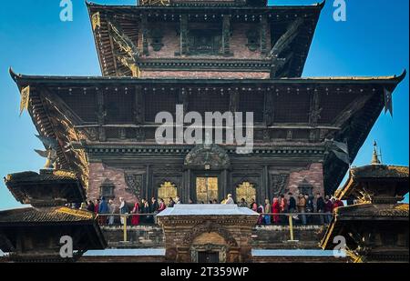 Kathmandu, Bagmati, Nepal. Oktober 2023. Die nepalesischen Menschen stehen an, um im Taleju Bhawani Tempel auf Mahanawami, dem neunten Tag des Dashain Festivals in Kathmandu, Nepal, am 23. Oktober 2023, zu beten. Die nepalesischen Menschen opfern Tiere während des Festivals als Teil der Feierlichkeiten im ganzen Land, die Göttin Durga verehren und den Sieg über das Böse feiern. (Kreditbild: © Sunil Sharma/ZUMA Press Wire) NUR REDAKTIONELLE VERWENDUNG! Nicht für kommerzielle ZWECKE! Stockfoto