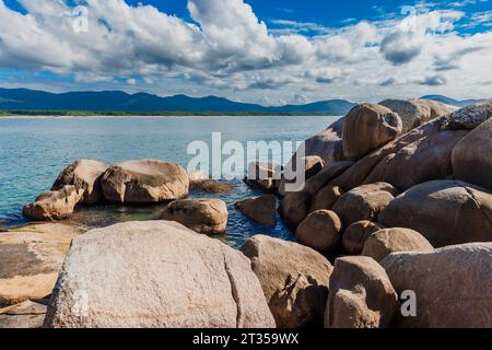 Fantastische Granitfelsen und Atlantik in Florianopolis. Stockfoto