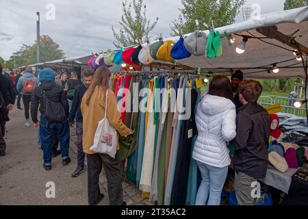 Flohmarkt am Mauerpark in Prenzlauer Berg, Berlin Flohmarkt am Mauerpark in Prenzlauer Berg, Berlin *** Flohmarkt im Mauerpark in Prenzlauer Berg, Berlin Credit: Imago/Alamy Live News Stockfoto