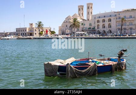 MOLFETTA, ITALIEN, 10. JULI 2022 - Blick auf die Fischerstadt Molfetta, Provinz Bari, Apulien, Italien Stockfoto