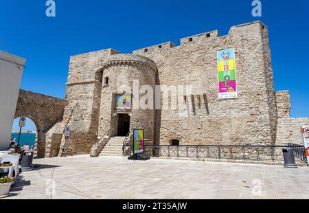 MONOPOLI, ITALIEN, 11. JULI 2022 - Blick auf die Burg Karl V. in Monopoli, Provinz Bari, Italien Stockfoto