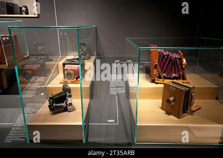 Alte Kameras im Lumen, Museum für Bergfotografie, Kronplatz, Trentino-Südtirol, Italien Stockfoto