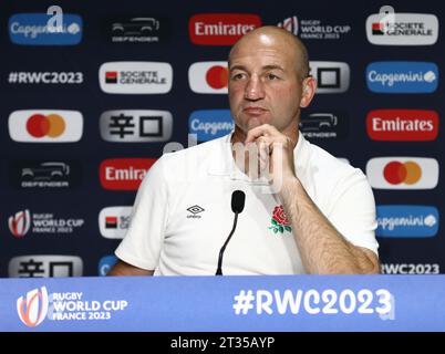 Saint Denis, Frankreich. Oktober 2023. Cheftrainer STEVE BORTHWICK vom Team England bei der Post-Game-Konferenz nach dem Halbfinale zwischen England und Südafrika der Rugby-Weltmeisterschaft 2023 Credit: Mickael Chavet/Alamy Live News Stockfoto