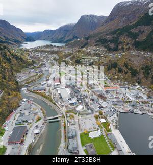 Odda ist eine Stadt in der Gemeinde Ullensvang im Verwaltungsbezirk Vestland im Bezirk Hardanger, Norwegen Stockfoto