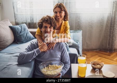 Porträt eines jungen glücklichen Paares, das Hände hält und lächelt. Stockfoto