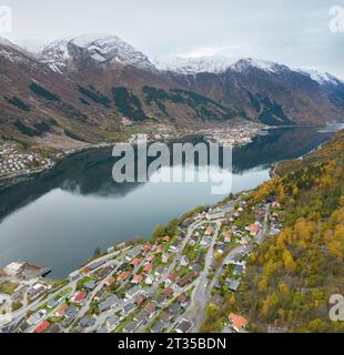 Odda ist eine Stadt in der Gemeinde Ullensvang im Verwaltungsbezirk Vestland im Bezirk Hardanger, Norwegen Stockfoto