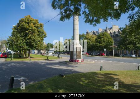 Blick nach Norden auf den Platz, das Stadtzentrum, Grantown-on-Spey. Cairngorms Nationalpark. Highland Region, Moray, Schottland, Großbritannien Stockfoto