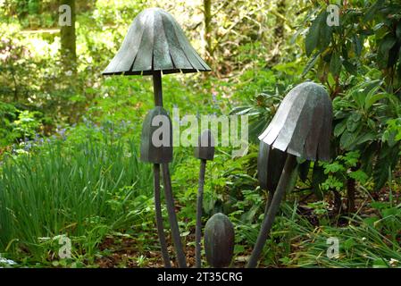 Stahlpilze im Wald von Sculptors Antony Sturgiss & Steve Blaylock im Himalayan Garden & Sculpture Park, North Yorkshire, England, Großbritannien. Stockfoto