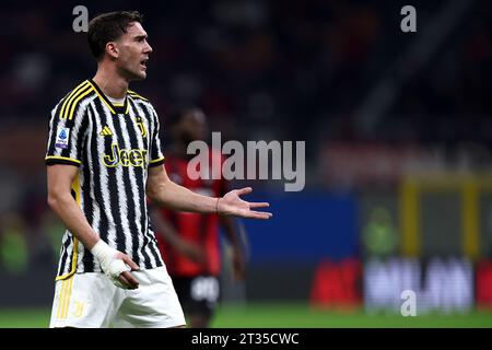 Mailand, Italien. Oktober 2023. Dusan Vlahovic vom Juventus FC Gesten während des Fußballspiels der Serie A zwischen AC Milan und Juventus FC im Stadio Giuseppe Meazza am 22. Oktober 2023 in Mailand. Quelle: Marco Canoniero/Alamy Live News Stockfoto