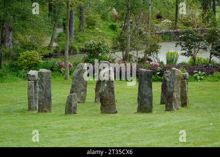 Steinkreis-Skulptur mit Old Gate Posts von Peter Roberts im Himalayan Garden & Sculpture Park, North Yorkshire, England, Großbritannien. Stockfoto