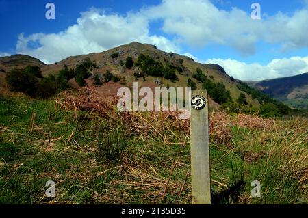 „Low Birk Fell“ von einem Wooden Post für den Ullswater Way Fußweg in der Nähe von Sandwick im Lake District National Park, Cumbria, England, Großbritannien Stockfoto