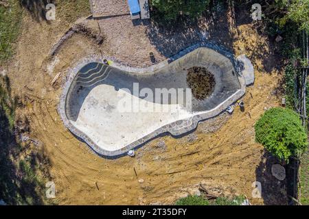 Blick aus der Vogelperspektive auf den Swimmingpool im Wohnbereich im Bau. Stockfoto