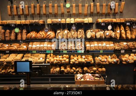 Messe München. Die Internationale Bäckereiausstellung iba, ist die führende Weltmesse für Bäckerei, Konditorei und Snacks. Foto: Messestand Muster-Bäckerei, Energiekosten bzw Strom sparen, steigende Preise der Rohstoffe - dadurch vermehrt Gefahr für eine Insolvenz oder Firmen-Pleite *** Messe München die Internationale Bäckereiausstellung iba ist die führende Weltmesse für Bäckerei, Süßwaren und Snacks Fotoausstellung Stand Beispielbäckerei, Energiekosten oder Stromeinsparung, steigende Rohstoffpreise erhöhten damit das Risiko einer Insolvenz oder eines Firmenbankrots Stockfoto