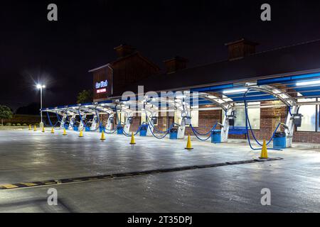 Außenansicht der Waschanlage bei Nacht, Dallas, Texas, USA Stockfoto