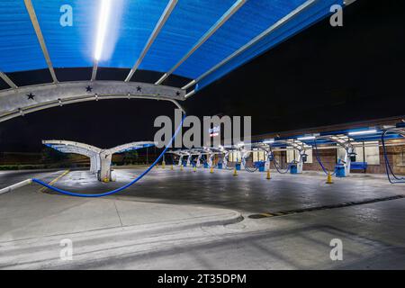 Außenansicht der Waschanlage bei Nacht, Dallas, Texas, USA Stockfoto