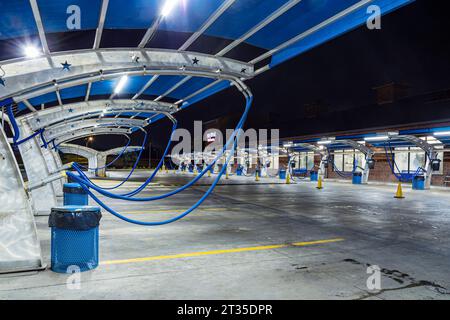 Außenansicht der Waschanlage bei Nacht, Dallas, Texas, USA Stockfoto