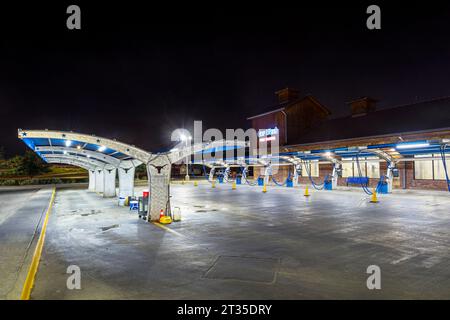 Außenansicht der Waschanlage bei Nacht, Dallas, Texas, USA Stockfoto