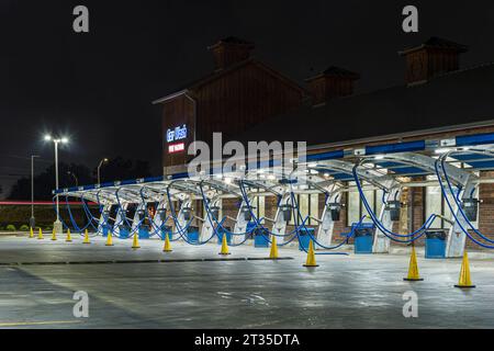 Außenansicht der Waschanlage bei Nacht, Dallas, Texas, USA Stockfoto