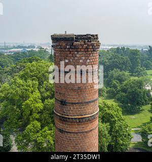 Luftaufnahme eines beschädigten Ziegelkamins, der von einem Blitz getroffen wurde, Philadelphia USA Stockfoto