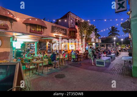 Willemstad, Curacao bei Nacht Hauptstadt der niederländischen Karibikinsel Curacao Stockfoto