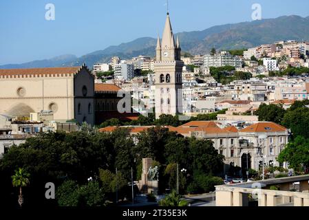 Der Glockenturm der Basilika Cattedrale di Santa Maria Assunta in Messina, Sizilien, Italien, EU. Stockfoto