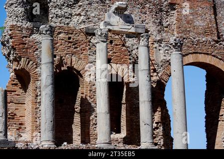 Einzelheiten zu den Ruinen des antiken griechischen Theaters von Taormina (Teatro antico di Taormina) in Taormina, Sizilien, Italien, EU. Stockfoto