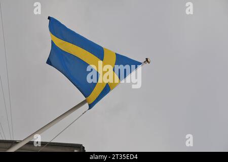 Kopenhagen, Dänemark /23. Oktober. 2023/.schwedische Flagge fliegt über der schwedischen Botschaft in der dänischen Hauptstadt. Photo.Francis Joseph Dean/Dean Pictures Stockfoto