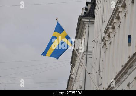 Kopenhagen, Dänemark /23. Oktober. 2023/.schwedische Flagge fliegt über der schwedischen Botschaft in der dänischen Hauptstadt. Photo.Francis Joseph Dean/Dean Pictures Stockfoto