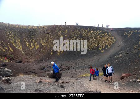 Menschen/Urlauber wandern und erkunden die Silvestri-Krater unter dem Gipfel des Ätna-Vulkans in Sizilien, Italien, EU. Stockfoto