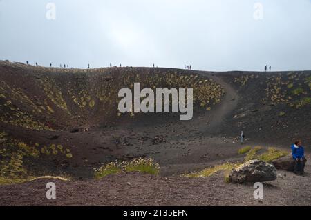 Menschen/Urlauber wandern und erkunden die Silvestri-Krater unter dem Gipfel des Ätna-Vulkans in Sizilien, Italien, EU. Stockfoto