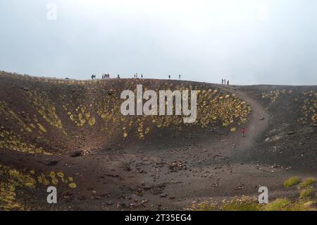 Menschen/Urlauber wandern und erkunden die Silvestri-Krater unter dem Gipfel des Ätna-Vulkans in Sizilien, Italien, EU. Stockfoto